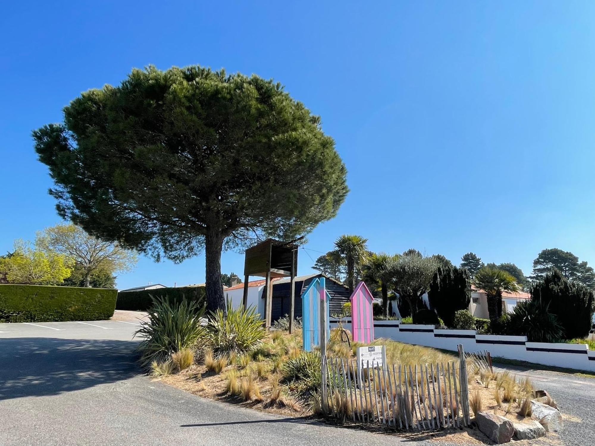 Camping Les Brillas Les Moutiers Bagian luar foto