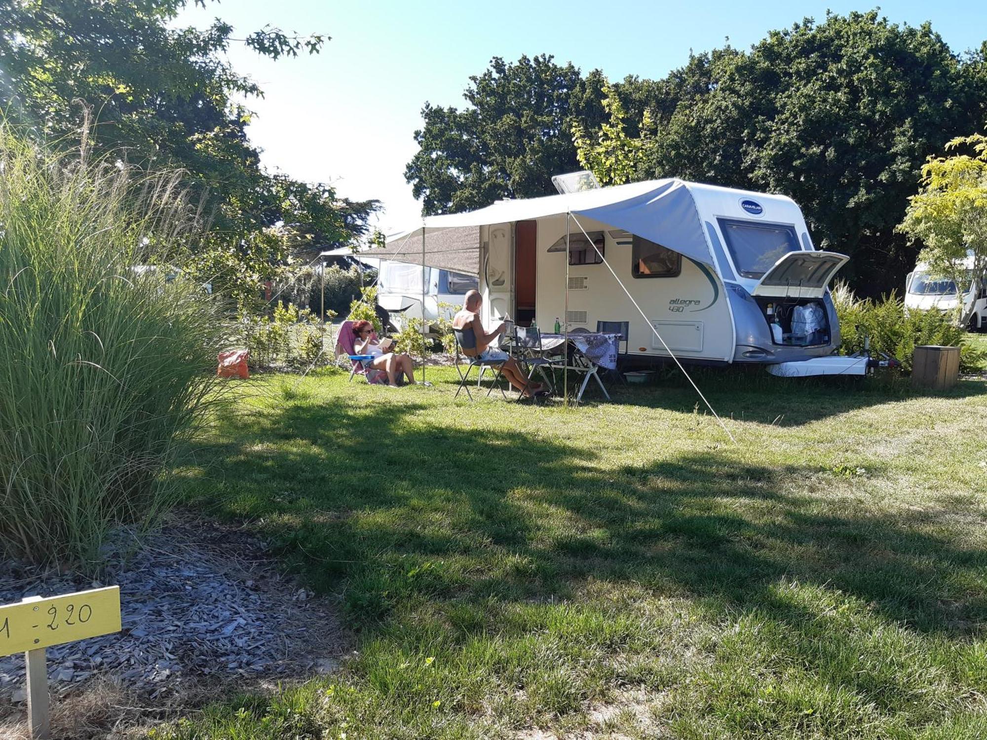 Camping Les Brillas Les Moutiers Bagian luar foto