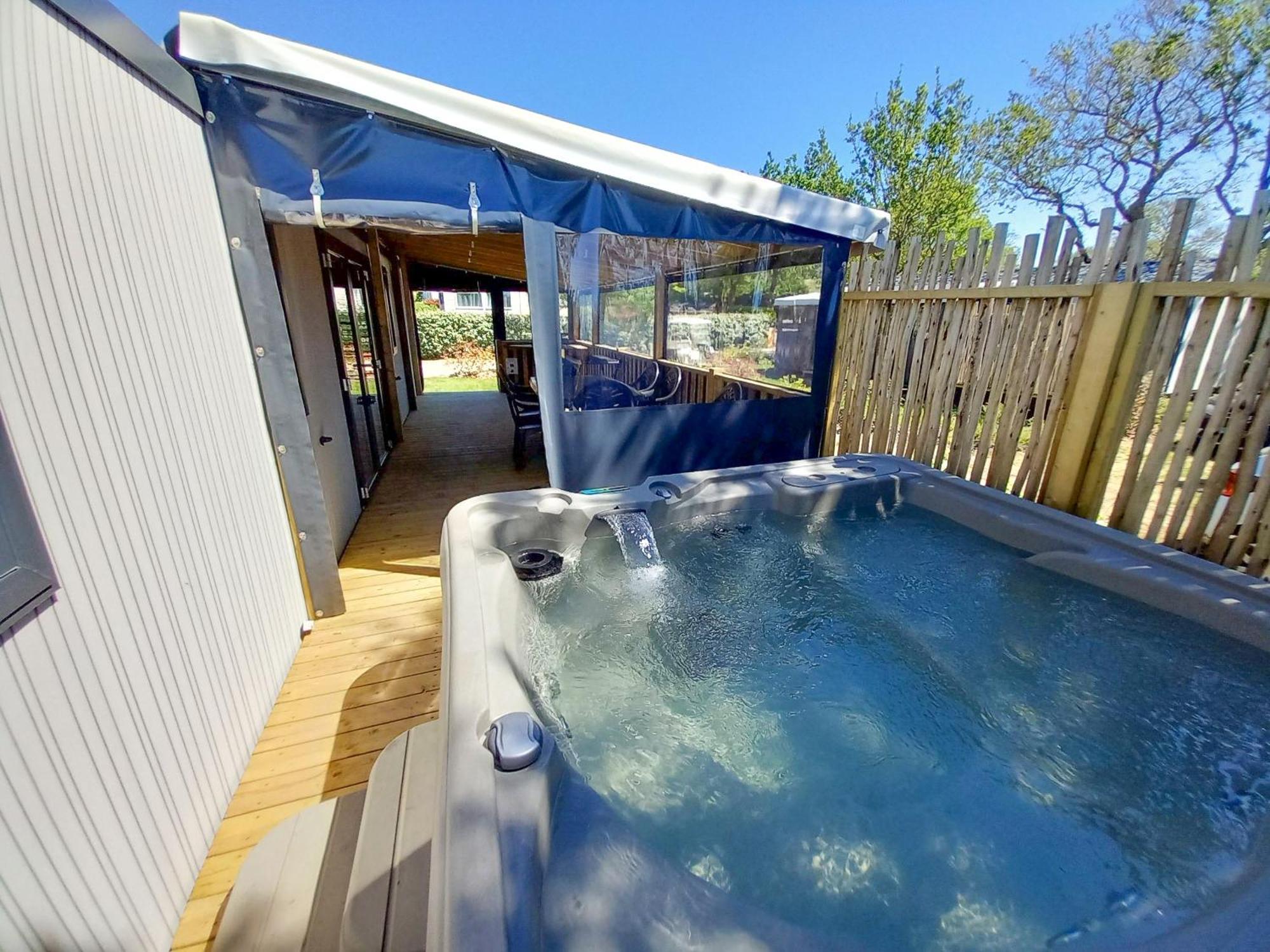 Camping Les Brillas Les Moutiers Bagian luar foto